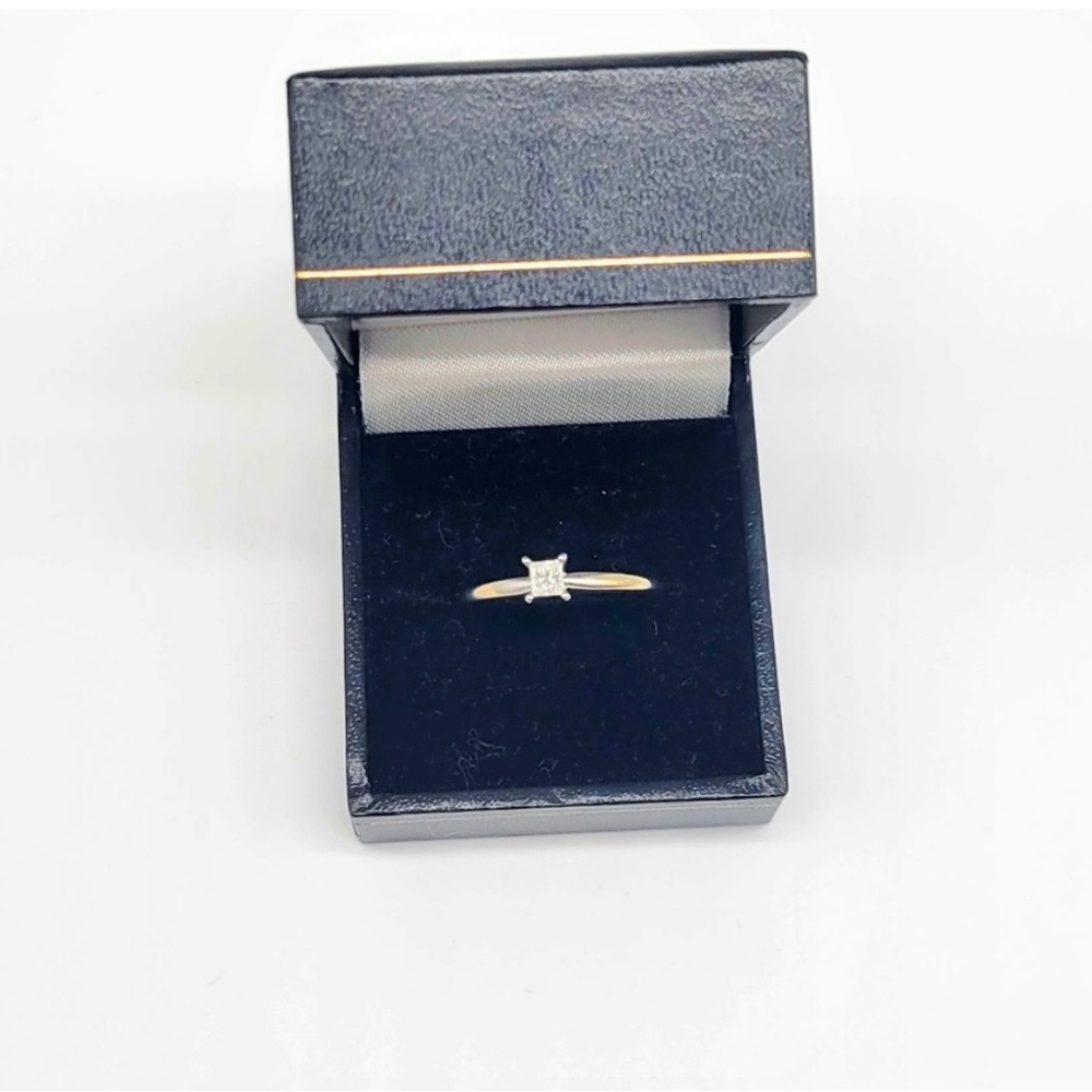 Solitaire Princess Cut diamond ring